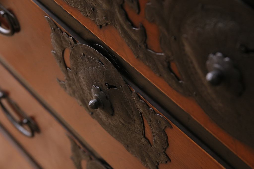 和製アンティーク　大正期　前面ケヤキ材　豪華な金具が目を引く仙台箪笥(衣装箪笥、引き出し)(R-046445)