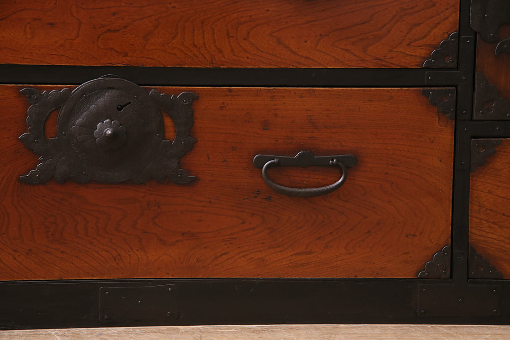 和製アンティーク　大正期　前面ケヤキ材　豪華な金具が目を引く仙台箪笥(衣装箪笥、引き出し)(R-046445)