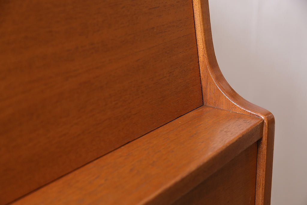 ヴィンテージ家具　北欧ビンテージ　チーク材　木の温もりとデザイン性を兼ね備えたライティングビューロー(簿記机、在宅ワーク、在宅用デスク)(R-046468)