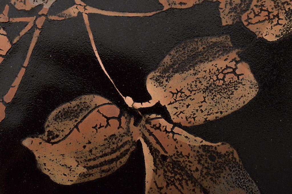 吉川水城作 黒釉釉薔薇文盤 共箱(大皿)(R-046489) | ラフジュ工房