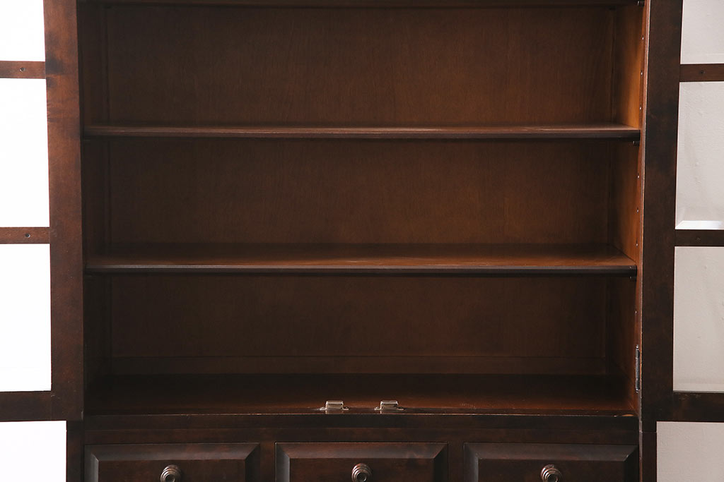 中古　北海道民芸家具　HM160K　シックな佇まいが素敵な高級感漂う食器棚(本箱、収納棚、飾り棚、キャビネット)(R-046498)