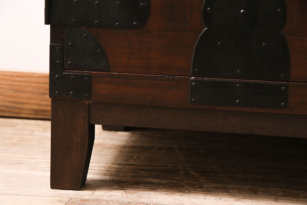 和製アンティーク　前面桐材　和モダンスタイルにおすすめな観音開き戸の脚付き箪笥ローボード(テレビ台、リビングボード)(R-046506)