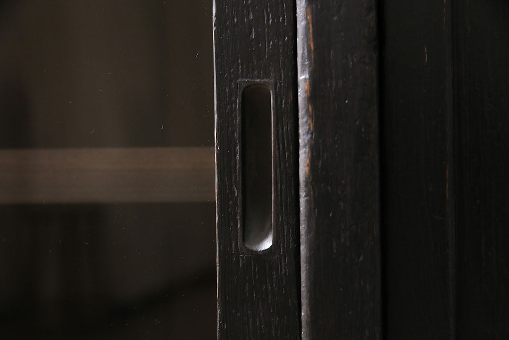 アンティーク家具　昭和初期　ペイント　脚付き　落ち着いた色合いが魅力の戸棚(収納棚、食器棚)(R-046537)