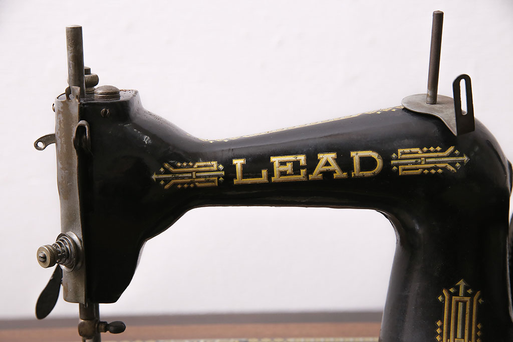 アンティーク雑貨　昭和レトロ　LEAD(リード)社　カバー付き　ディスプレイにおすすめの古い手回しミシン(ディスプレイ雑貨)(R-046591)