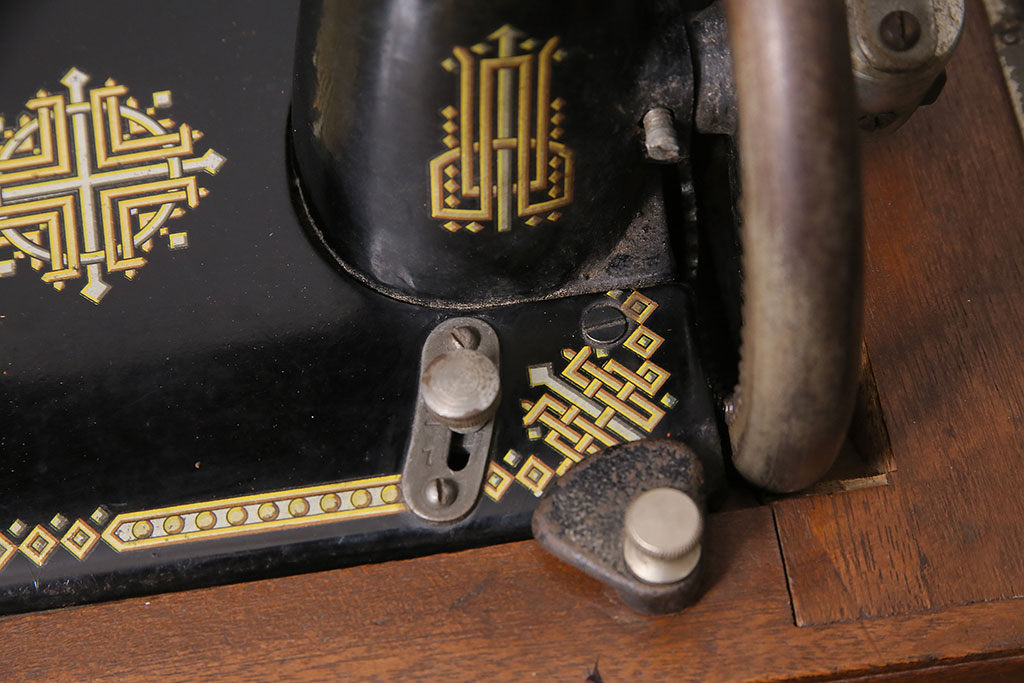 アンティーク雑貨　昭和レトロ　LEAD(リード)社　カバー付き　ディスプレイにおすすめの古い手回しミシン(ディスプレイ雑貨)(R-046591)