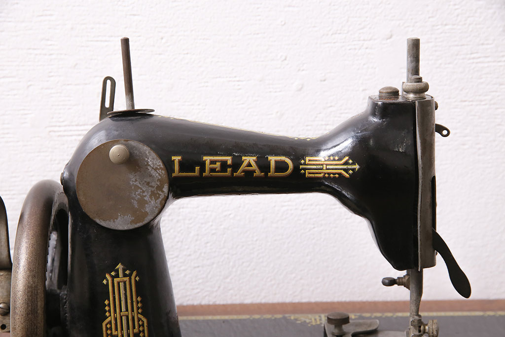 アンティーク雑貨　昭和レトロ　LEAD(リード)社　カバー付き　ディスプレイにおすすめの古い手回しミシン(ディスプレイ雑貨)(R-046591)