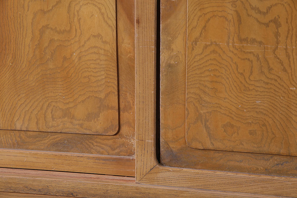 アンティーク家具　昭和初期　前面ケヤキ材　温かみのある木の風合いが魅力の戸棚(キャビネット、収納棚)(R-046600)
