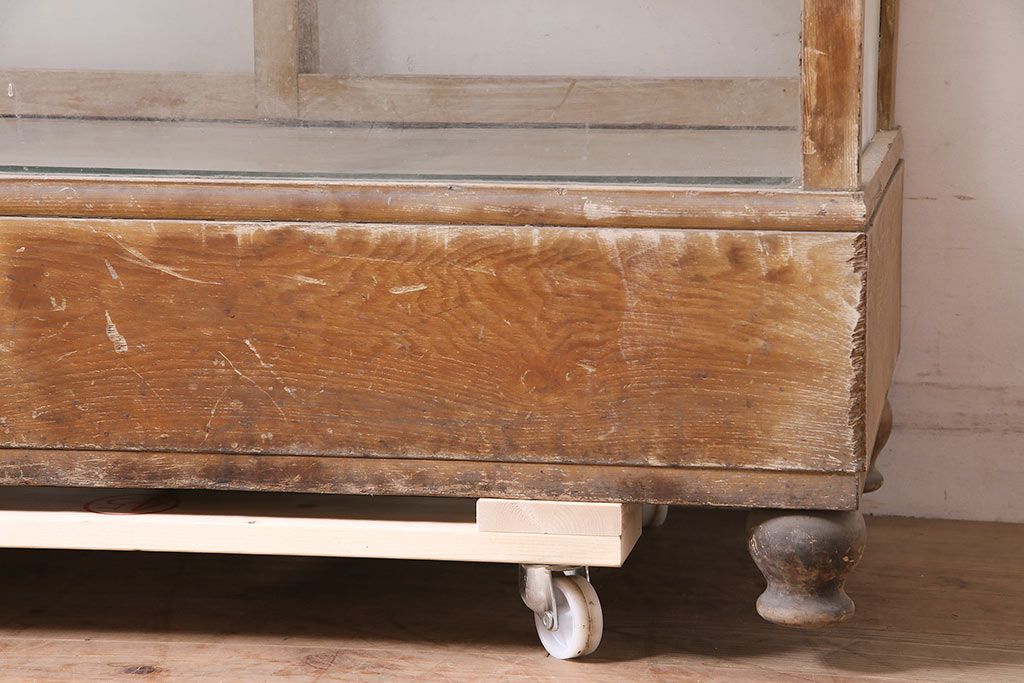 アンティーク家具　昭和中期　ナラ材　ころんとした脚が可愛いレトロなガラスケース(ショーケース、陳列棚)(R-046605)