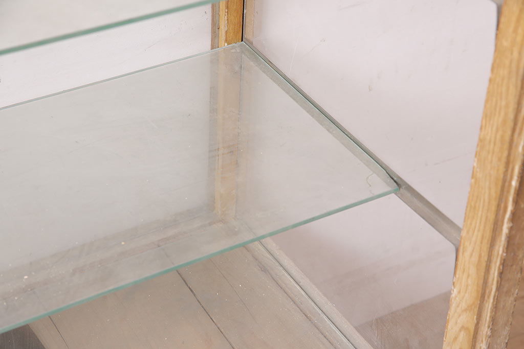 アンティーク家具　昭和中期　ナラ材　ころんとした脚が可愛いレトロなガラスケース(ショーケース、陳列棚)(R-046605)
