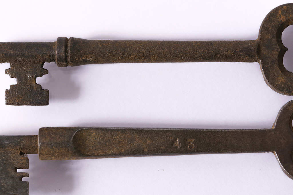 アンティーク雑貨　イギリスアンティーク 錆びた風合いの古いキー2本セット(鍵、カギ)(R-046608)