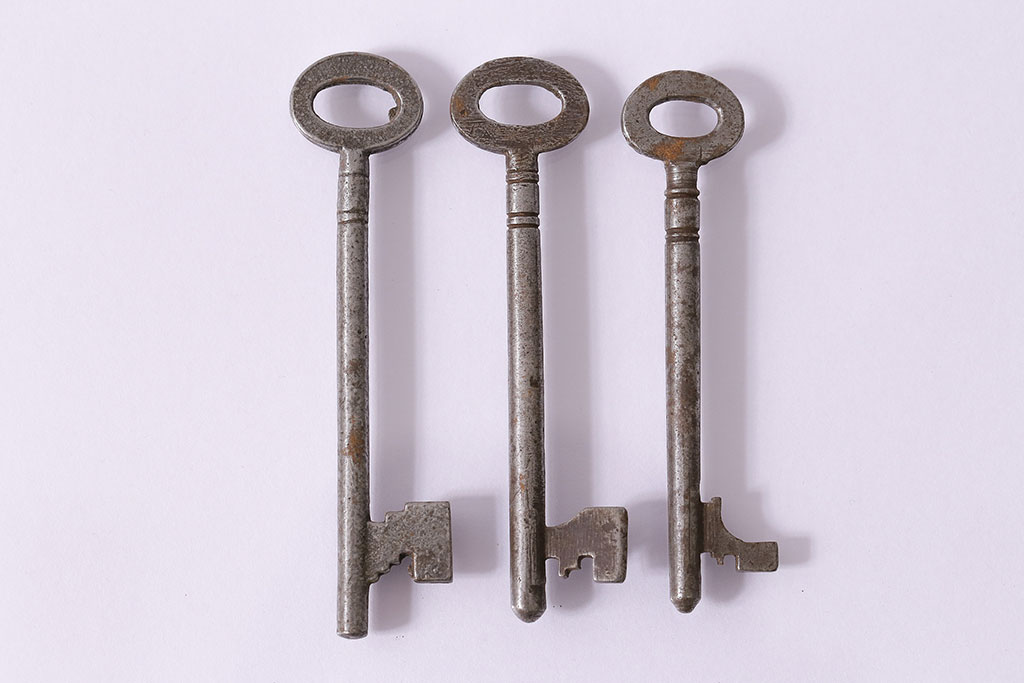 アンティーク雑貨　イギリスアンティーク  シャビーな風合いがお洒落な古いキー3本セット(鍵、カギ)(R-046609)