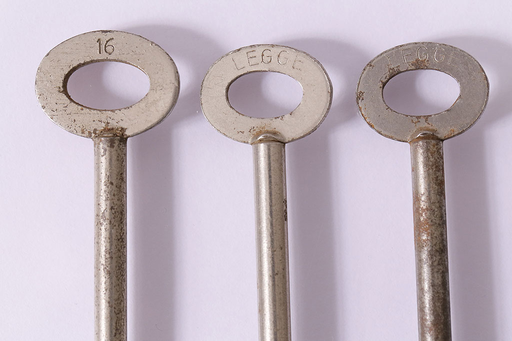 アンティーク雑貨　イギリスアンティーク  シャビーな風合いがお洒落な古いキー3本セット(鍵、カギ)(R-046610)