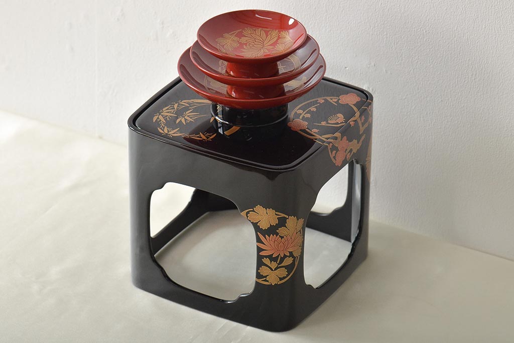 輪島塗　五島屋　木製蒔絵　屠蘇器　共箱(杯台、銚子、金彩)(R-046670)