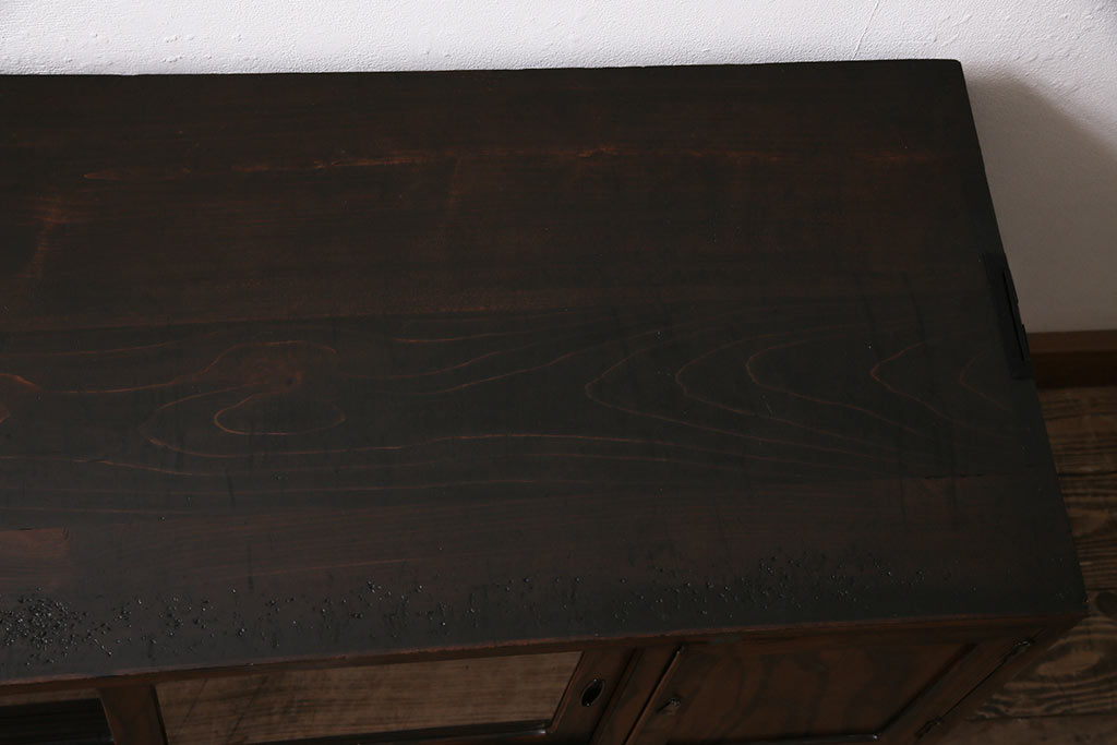 ビンテージ家具　前面黒柿材　引き出し付き　和風リビングにおすすめな脚付きローボード(戸棚、リビングボード)(R-046691)