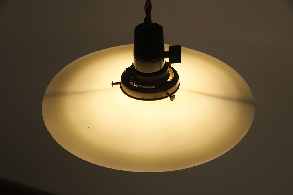 アンティーク照明　昭和レトロ　平笠シェードの吊り下げ照明(ペンダントライト、天井照明、電笠)(R-046721)