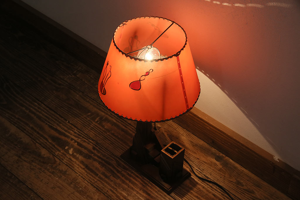 ヴィンテージ照明　昭和レトロ　オレンジ色のシェードがお洒落なスタンドライト(卓上照明、ビンテージ)(R-046730)