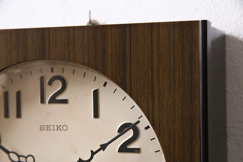 アンティーク時計　昭和中期　SEIKO(セイコー)　電池式　昭和レトロな雰囲気が魅力の掛け時計(柱時計)(R-046736)