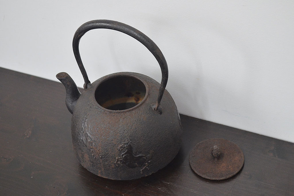 定番のお歳暮＆冬ギフト 利祥銘 南部盛岡 鉄瓶(馬の図、茶道具)(R-046789) ラフジュ工房 | 鉄瓶