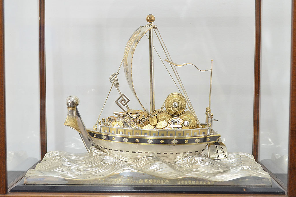 銀製　宝船　置物(彫金、シルバー、1765g)　クラウン70ミリ映写機完成記念(R-046814)