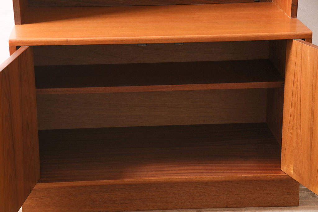 ヴィンテージ家具　北欧ビンテージ  G-PLAN(ジープラン)　チーク材　魅せる収納にぴったりな縦型のキャビネット(収納棚、戸棚)(R-046831)
