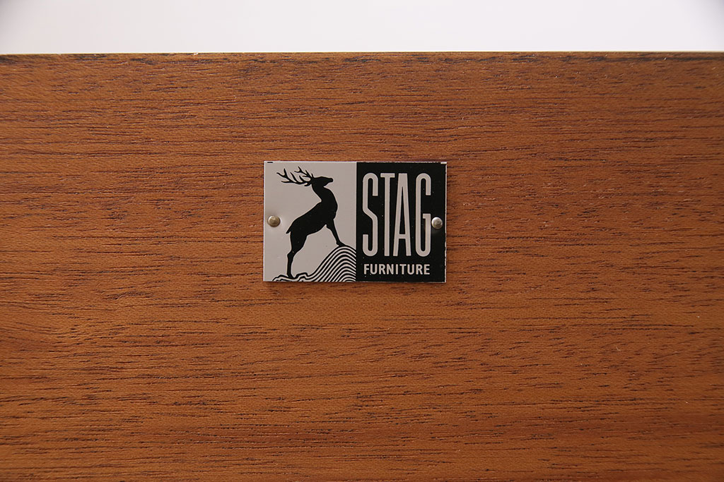 ヴィンテージ家具　イギリスビンテージ　STAG(スタッグ)社　チーク材　バイカラーが格好良いスタイリッシュな佇まいのサイドボード(収納棚)(R-046832)