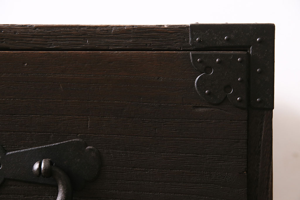 アンティーク家具　明治大正期　総桐材　立派な金具が目を引く味のある重ね箪笥(衣装箪笥、引き出し、チェスト)(R-046836)