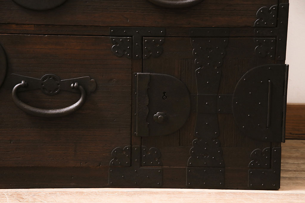 アンティーク家具　明治大正期　総桐材　立派な金具が目を引く味のある重ね箪笥(衣装箪笥、引き出し、チェスト)(R-046836)
