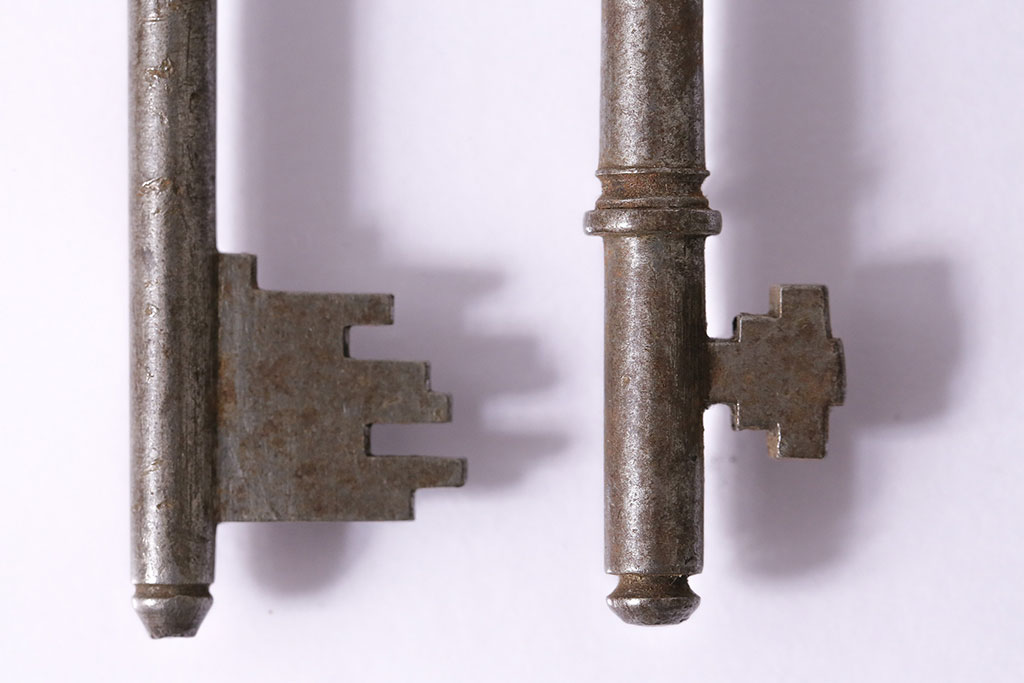 アンティーク雑貨　イギリスアンティーク　シャビーな質感の古いキー4本セット(鍵、カギ)(R-046876)
