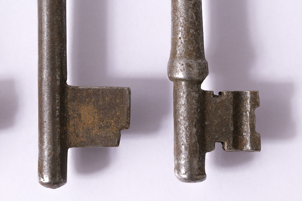 アンティーク雑貨　イギリスアンティーク　シャビーな質感の古いキー4本セット(鍵、カギ)(R-046876)