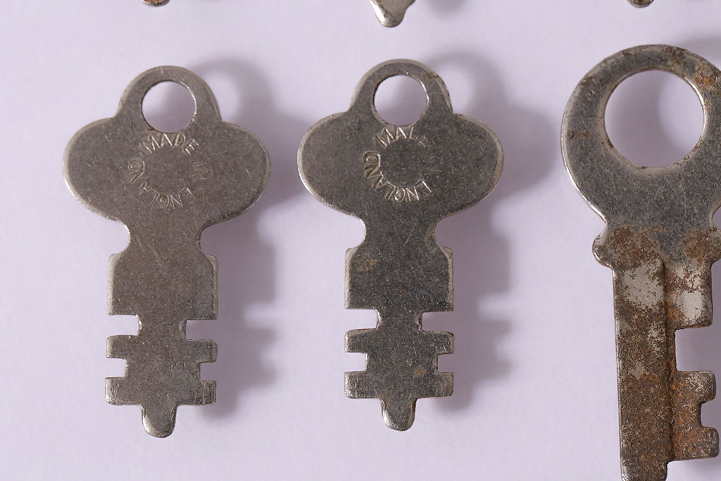 アンティーク雑貨　イギリスアンティーク　デザイン色々!小さなサイズのキー19本セット(鍵、カギ)(R-046879)