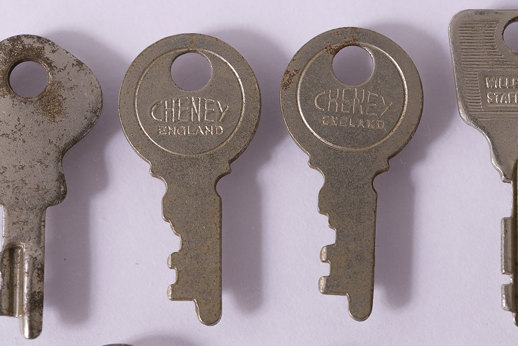 アンティーク雑貨　イギリスアンティーク　デザイン色々!小さなサイズのキー19本セット(鍵、カギ)(R-046879)