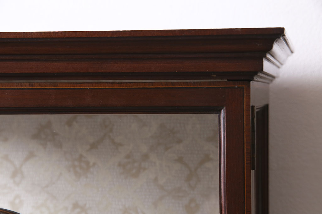 アンティーク家具　イギリスアンティーク　マホガニー材　象嵌細工　高級感漂う縦型のガラスキャビネット(ガラスケース、ショーケース、飾り棚)(R-046883)