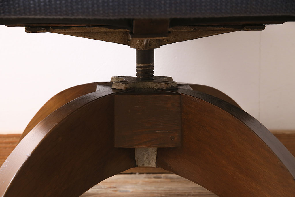 アンティーク家具　昭和中期　ナラ材　落ち着いた雰囲気のレトロな回転チェア(ドクターチェア、アームチェア、回転椅子)(R-046892)