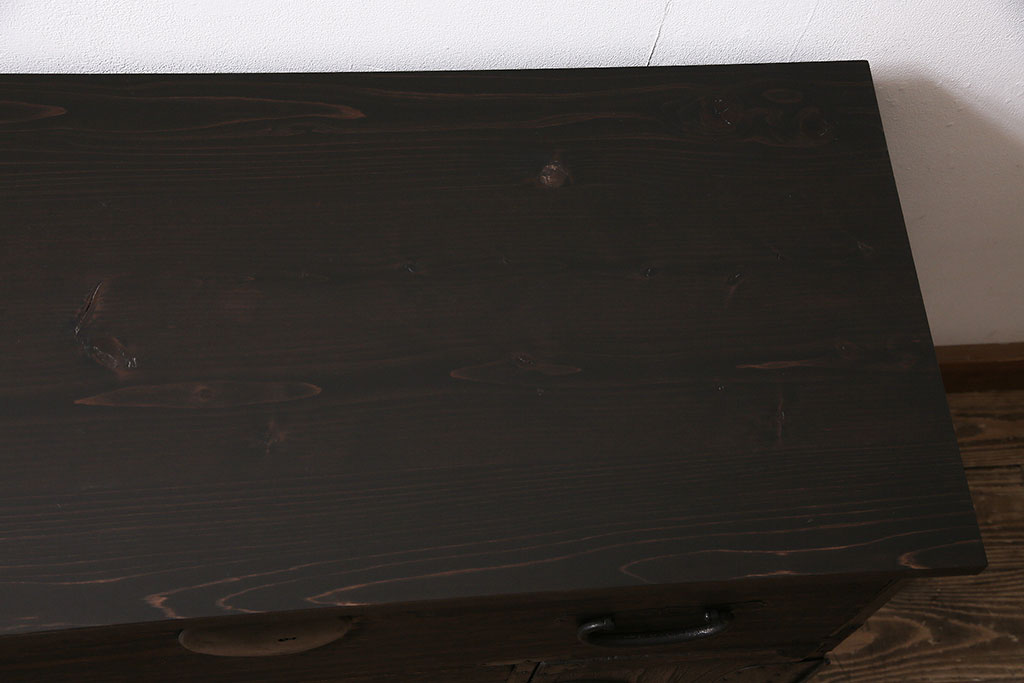 アンティーク家具　大正期　リメイク　前面桐材　鉄脚付き　渋い味わいが魅力的な時代箪笥ローボード(チェスト、引き出し、テレビ台、リビングボード)(R-046900)