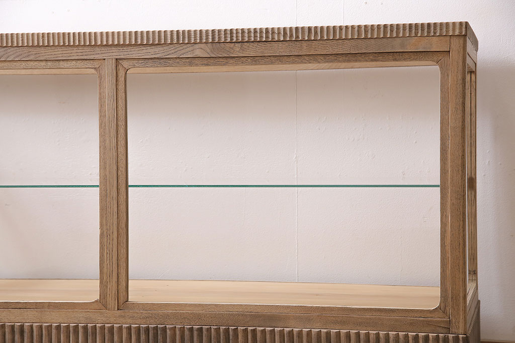 アンティーク家具　大正期　ストリップド(剥離)　ナラ材　彫りが目を引く素朴な木味のガラスケース(ショーケース、陳列棚)(R-046902)