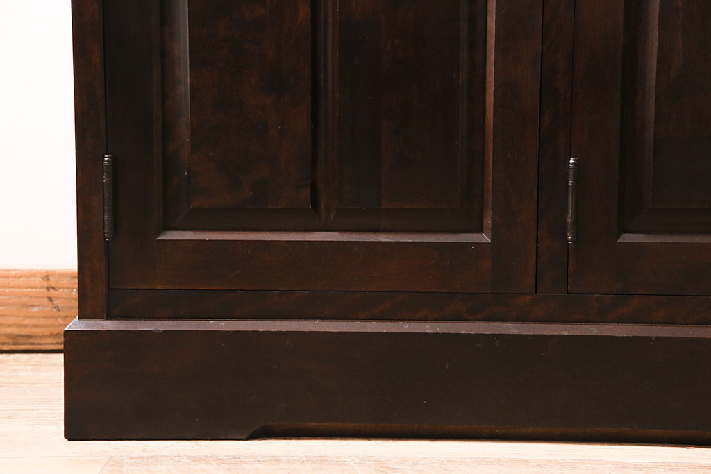 中古　北海道民芸家具　HM165K　高級感漂う上品な佇まいの食器棚(カップボード、キャビネット)(定価約43万円)(R-046905)
