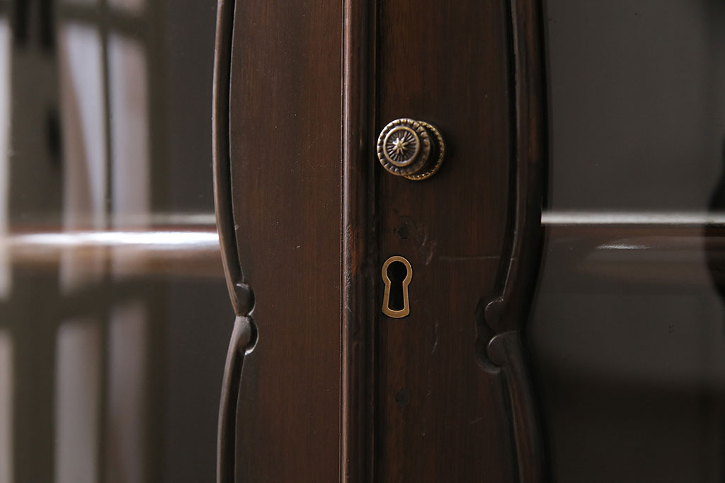 アンティーク家具　イギリスアンティーク　マホガニー材　優美なフォルムと彫刻が目を引くサイドボード(収納棚、飾り棚、キャビネット)(R-046906)