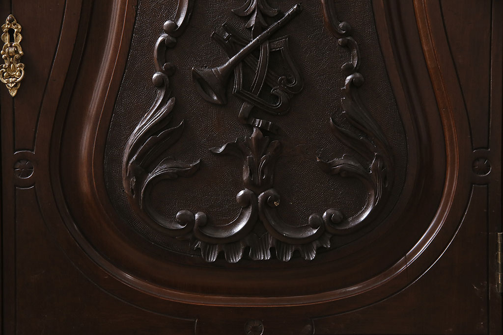 フランスアンティーク　マホガニー材　ミラー付き　上手物!凝った彫刻が魅力のパーラーキャビネット(ミラーバックサイドボード、サイドキャビネット、収納棚)(R-046908)
