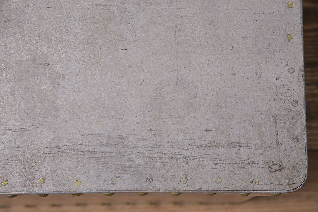 ヴィンテージ雑貨　昭和レトロ　レア　インダストリアル　シャビーな風合いのアルミボックス(アルミケース、収納ボックス、箱、ビンテージ)(R-046925)