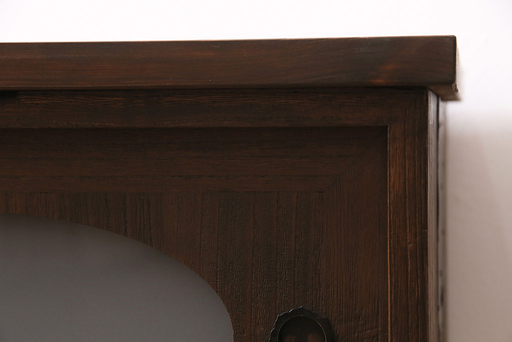 アンティーク家具　昭和中期　桐材　リメイク　すりガラス入り　丸窓がアクセントの鉄脚付き箪笥ローボード(収納棚、テレビ台、テレビボード)(R-046942)