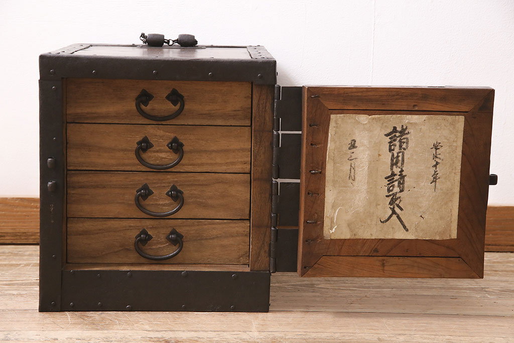 アンティーク家具　江戸期　希少!重厚な金具が味わい深い船箪笥型銭箱(掛硯型、懸硯型、銭函)(R-046949)