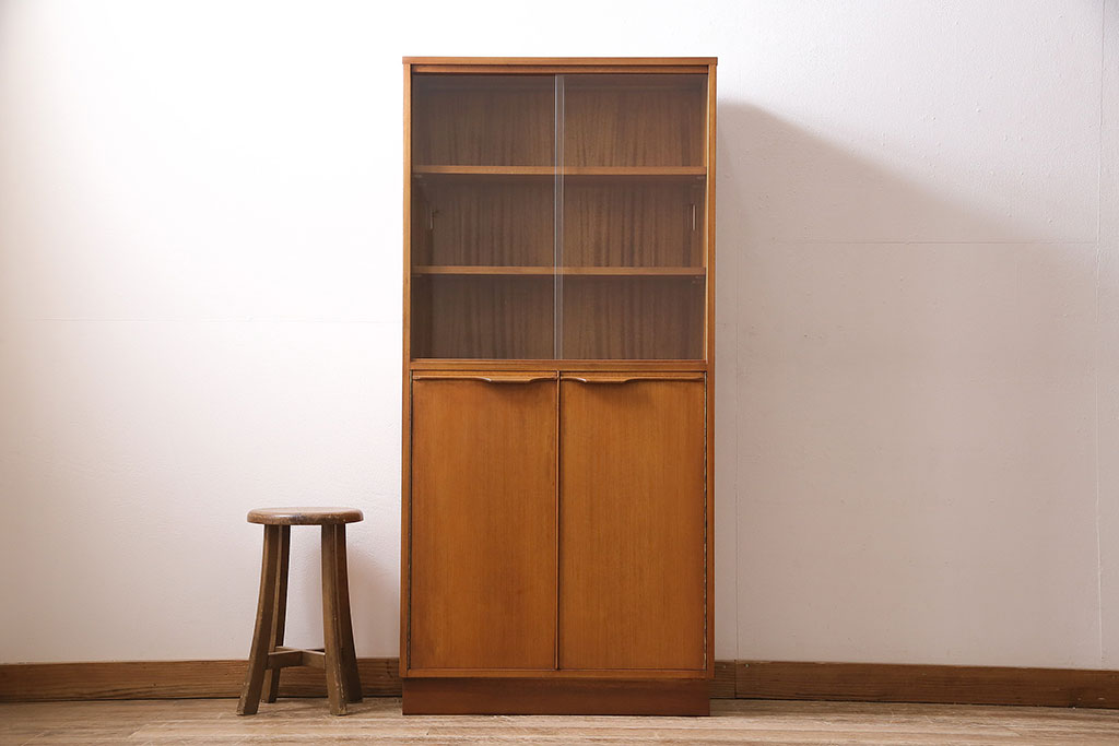 ヴィンテージ家具　北欧ビンテージ　チーク材　すっきりとしたデザインの小振りなキャビネット(収納棚、本箱、ブックケース)(R-046955)