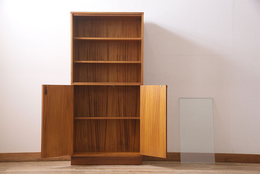 ヴィンテージ家具　北欧ビンテージ　チーク材　すっきりとしたデザインの小振りなキャビネット(収納棚、本箱、ブックケース)(R-046955)