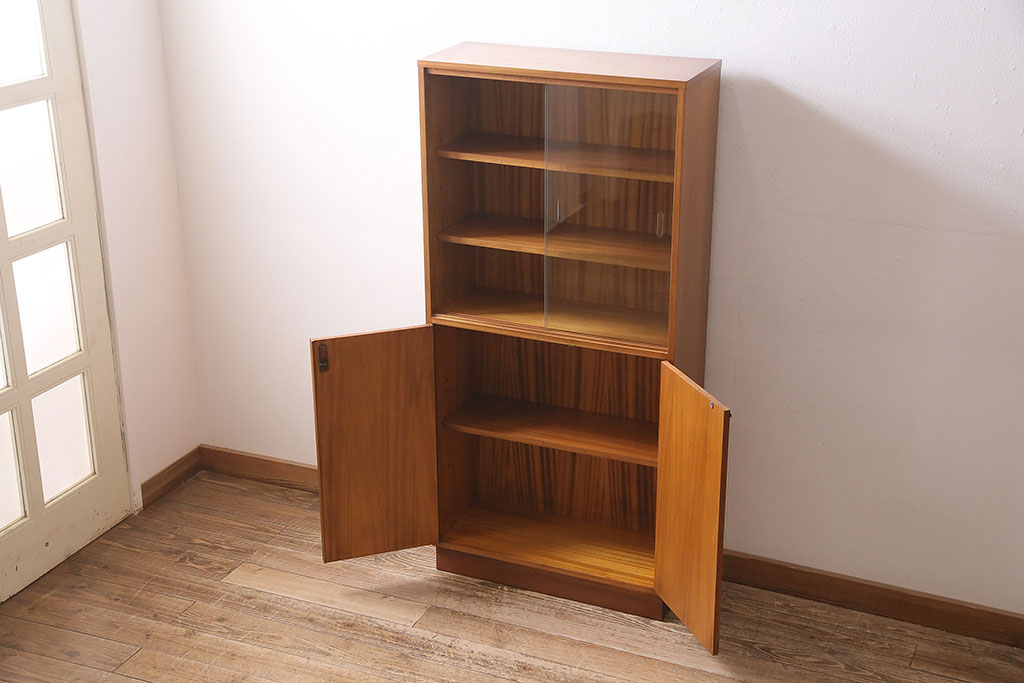 ヴィンテージ家具　北欧ビンテージ　チーク材　すっきりとしたデザインの小振りなキャビネット(収納棚、本箱、ブックケース)(R-046955)
