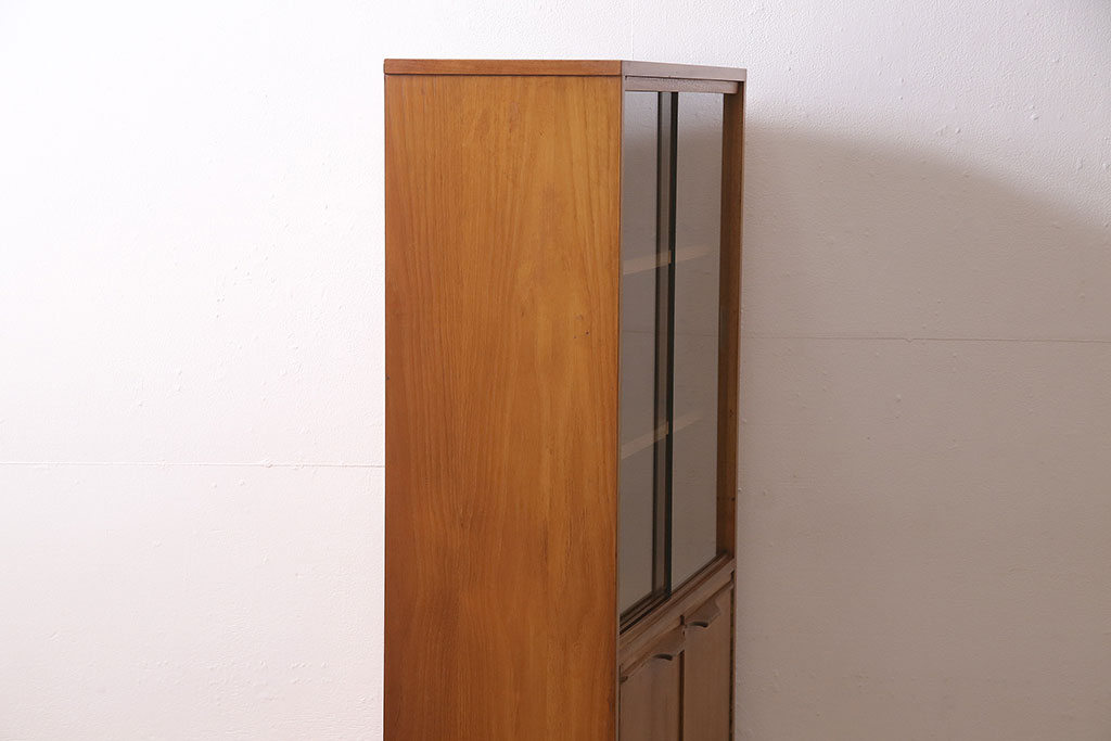 ヴィンテージ家具　北欧ビンテージ　チーク材　すっきりとしたデザインの小振りなキャビネット(収納棚、本箱、ブックケース)(R-046955)
