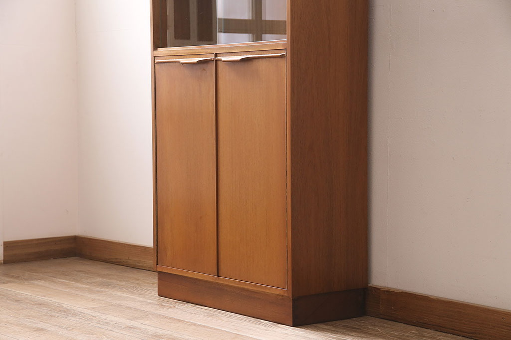ヴィンテージ家具　北欧ビンテージ　チーク材　すっきりとしたデザインの小振りなキャビネット(収納棚、本箱、ブックケース)(R-046955)