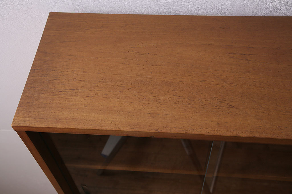 ヴィンテージ家具　北欧ビンテージ　チーク材　すっきりとしたデザインの小振りなキャビネット(収納棚、本箱、ブックケース)(R-046955)
