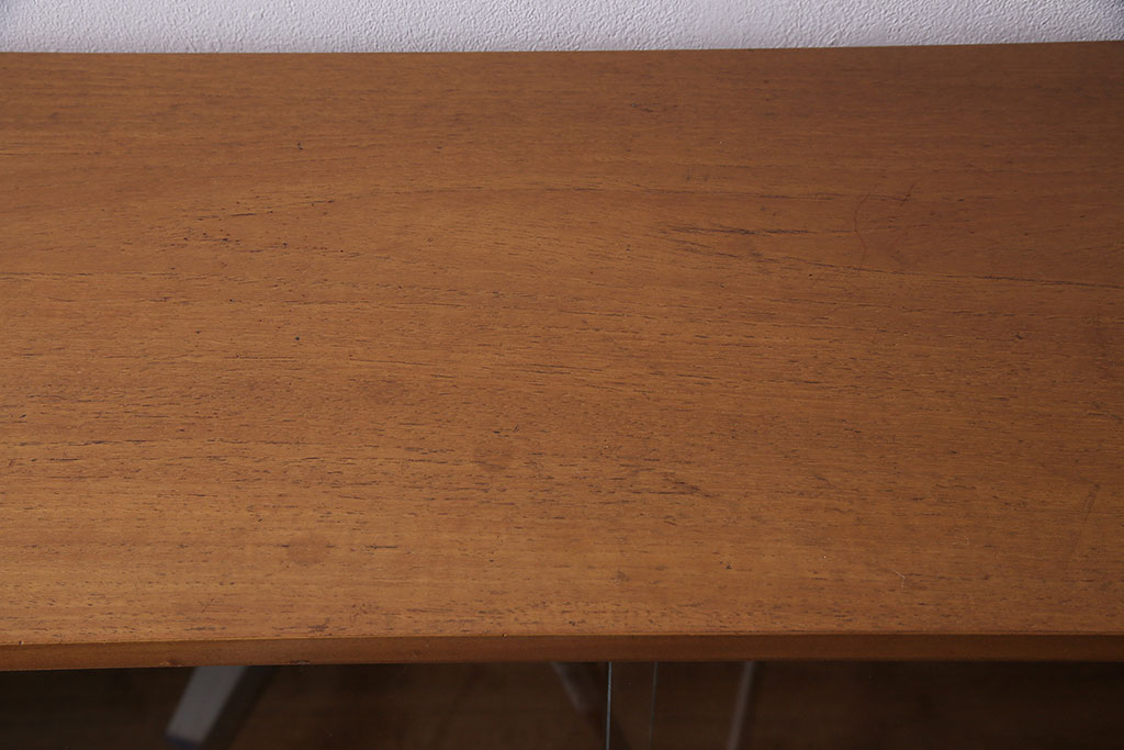 ヴィンテージ家具　北欧ビンテージ　チーク材　すっきりとしたデザインの小振りなキャビネット(収納棚、本箱、ブックケース)(R-046955)