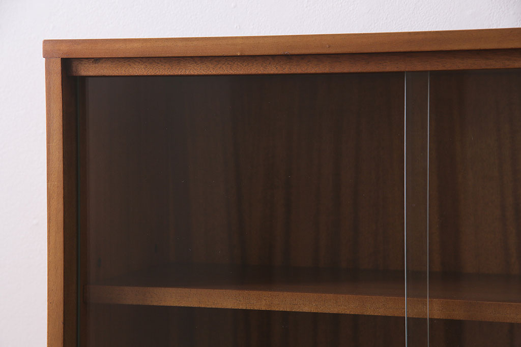 ヴィンテージ家具　北欧ビンテージ　チーク材　すっきりとしたデザインの小振りなキャビネット(収納棚、本箱、ブックケース)(R-046955)