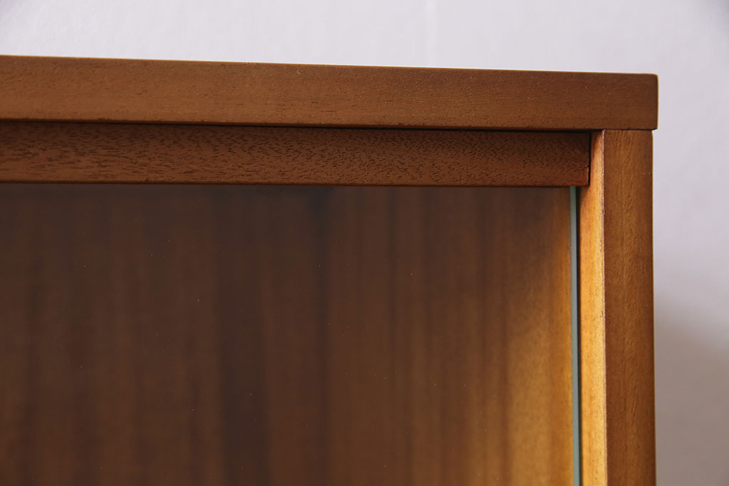 ヴィンテージ家具　北欧ビンテージ　チーク材　すっきりとしたデザインの小振りなキャビネット(収納棚、本箱、ブックケース)(R-046955)